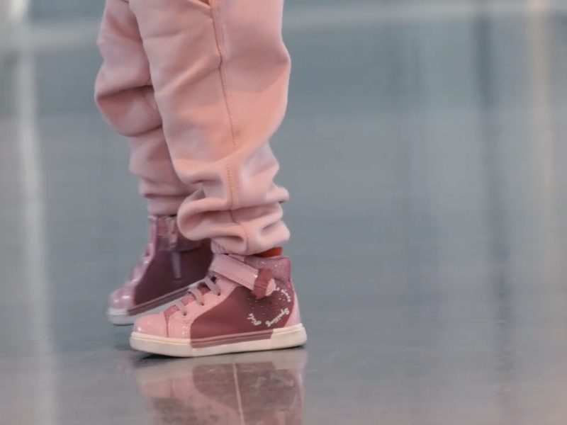 Niña andando